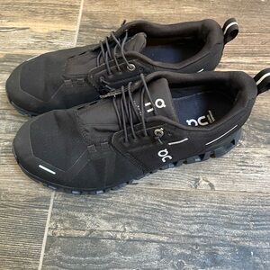 On cloud 5 running shoes new without tags size 9.5 black waterproof shoes